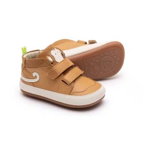 Tenis Monkey Hug Couro Hay Caramelo Tip Toey Joey
